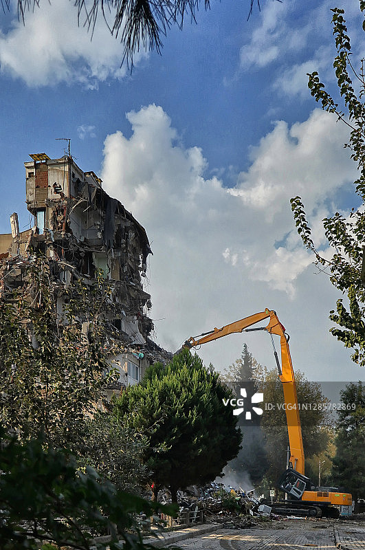 地震后在伊兹密尔Bayrakli作业的拆除臂图片素材