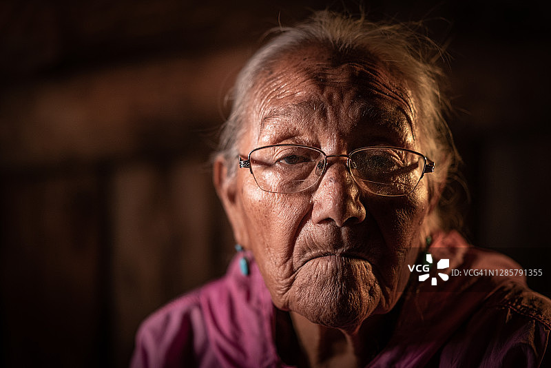 亚利桑那州纪念碑谷纳瓦霍族老奶奶的艺术肖像图片素材