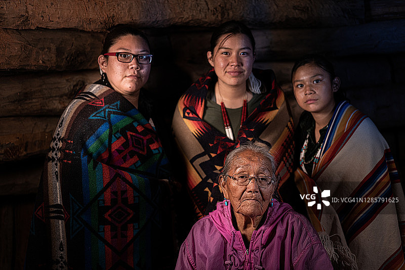 一位美洲原住民祖母和她的三个孙女在她们的霍根家庭住宅中的美术肖像图片素材