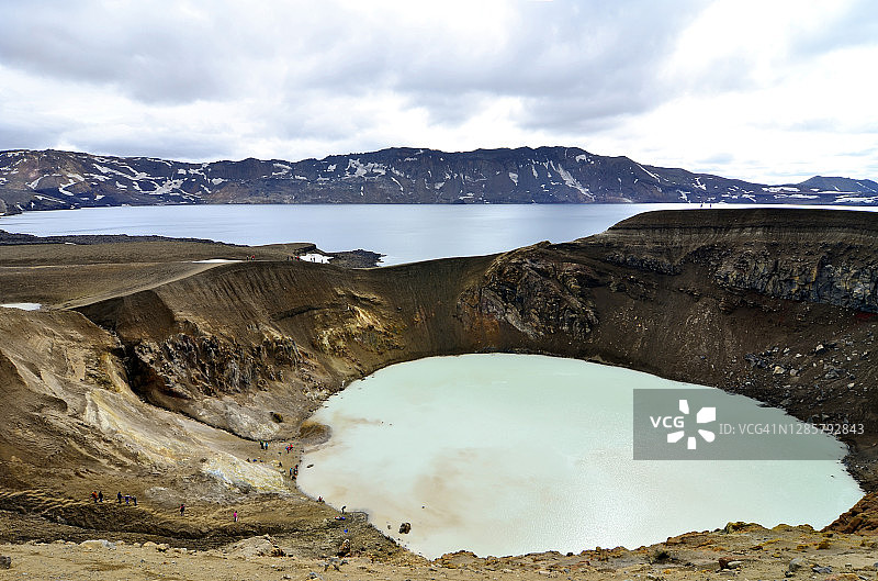 火山坑中的维提湖图片素材