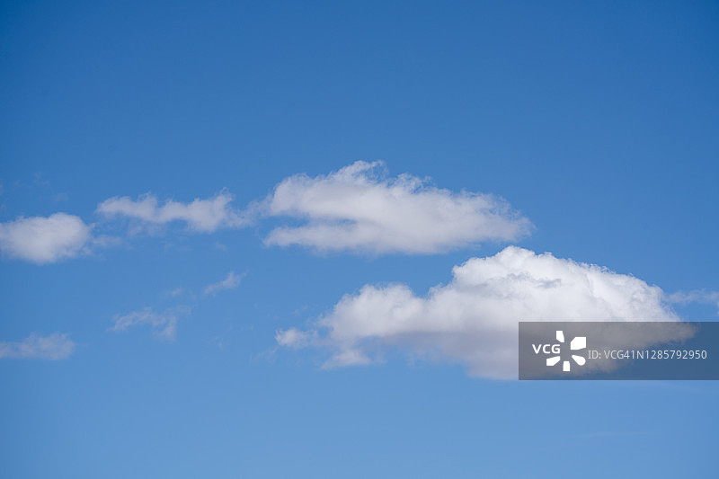 蓝天映衬着白云图片素材