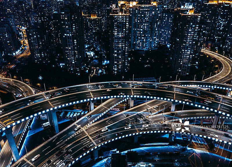 夜间立交桥和住宅楼无人机视角图片素材