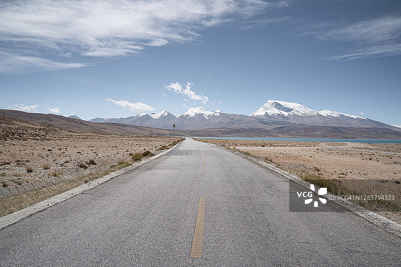 纳拉康卡尔喜马拉雅山的最高峰：古拉曼达塔峰图片素材