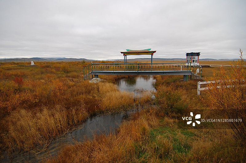 西伯利亚草原上的巴士站和寺庙图片素材