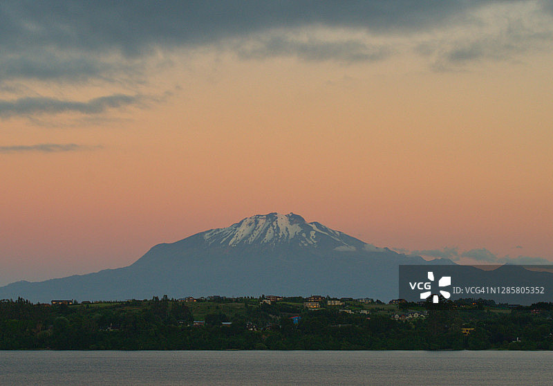 智利巴塔哥尼亚卡尔布科火山和Llanquihue湖上美丽的黄昏色彩图片素材
