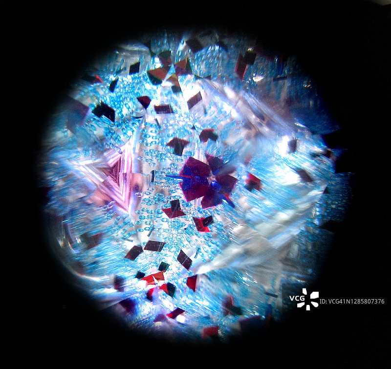 彩色万花筒图案特写，来自复古光学万花筒玩具内部的真实视图图片素材