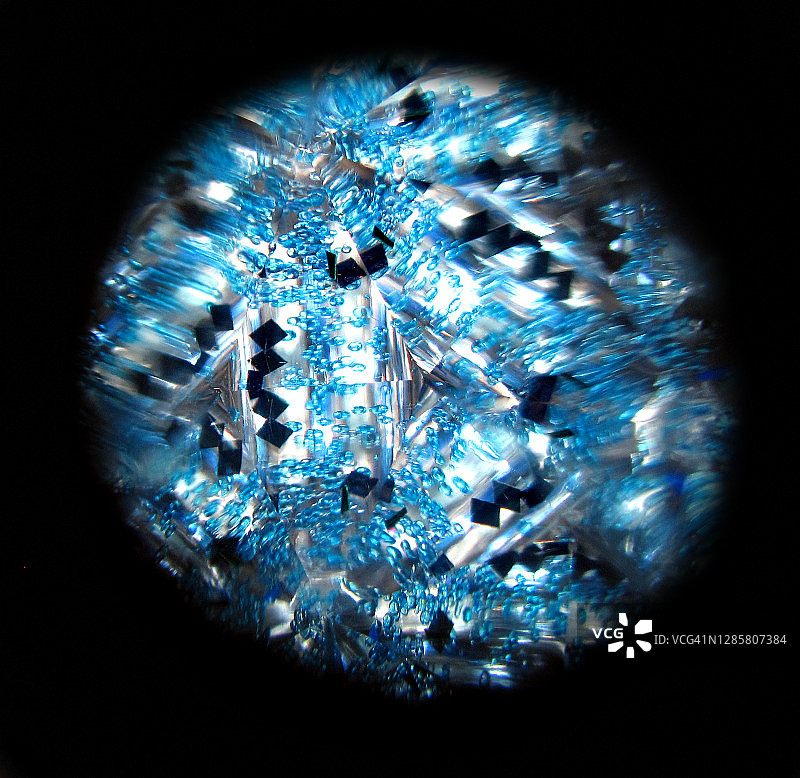 彩色万花筒图案特写，来自复古光学万花筒玩具内部的真实视图图片素材