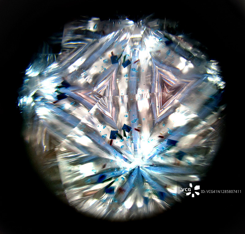 彩色万花筒图案特写，来自复古光学万花筒玩具内部的真实视图图片素材