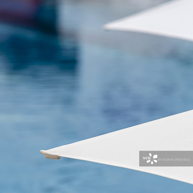 泳池边的沙滩伞图片素材