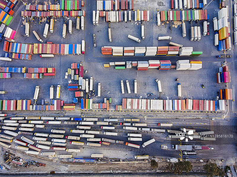集装箱港口的卡车航拍图片素材
