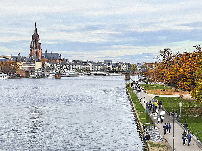 秋季法兰克福城市与美因河畔风光图片素材