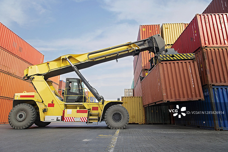 起重机在港口吊起集装箱图片素材