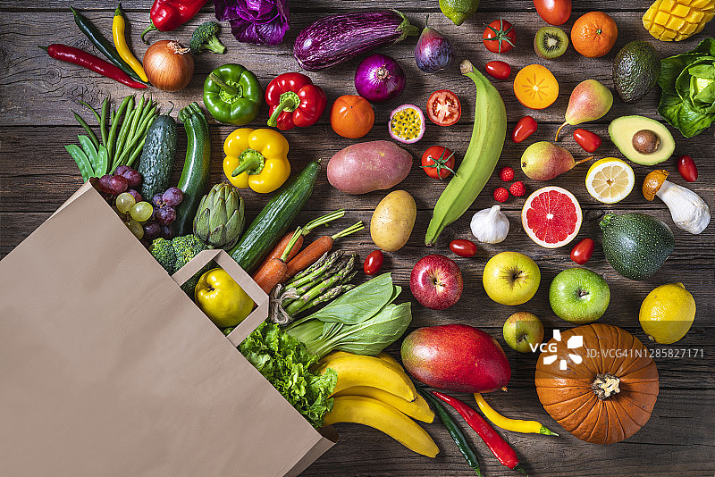 装满果蔬的纯素购物袋图片素材