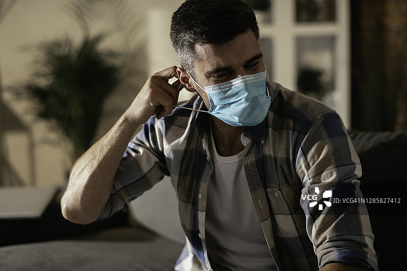 戴防护口罩的担忧年轻人图片素材