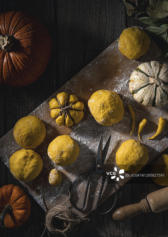 秋季烘焙过程：准备南瓜形状的南瓜面包图片素材