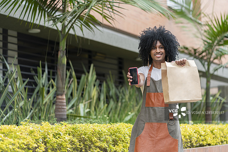 食品店信使为顾客送餐并寻找地址图片素材