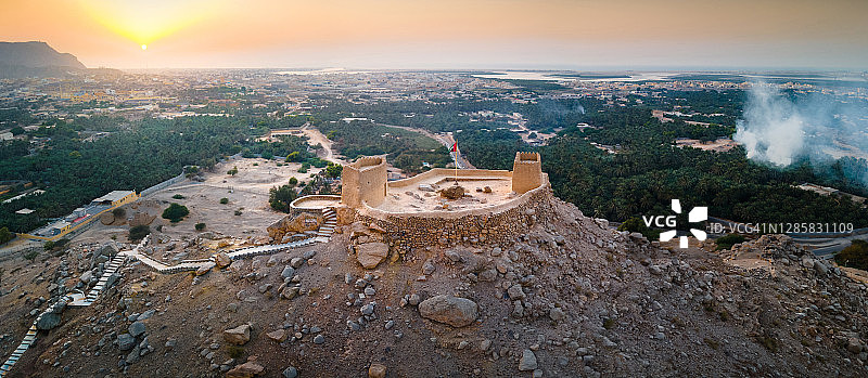 阿联酋拉斯海马北部代亚堡垒的日落航拍图片素材