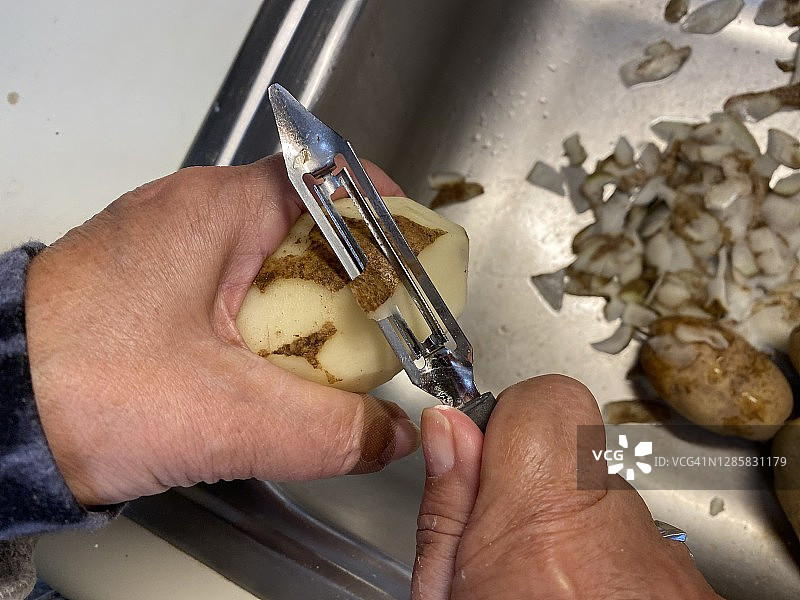削土豆皮图片素材