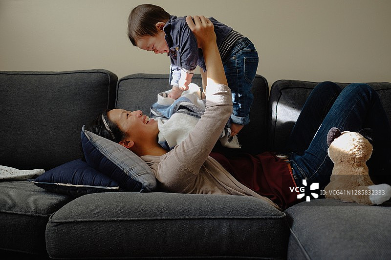 母亲和宝宝玩耍图片素材