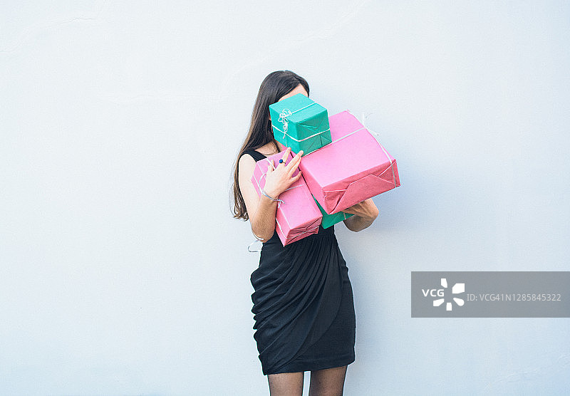 拿着礼物的女孩，白色背景图片素材