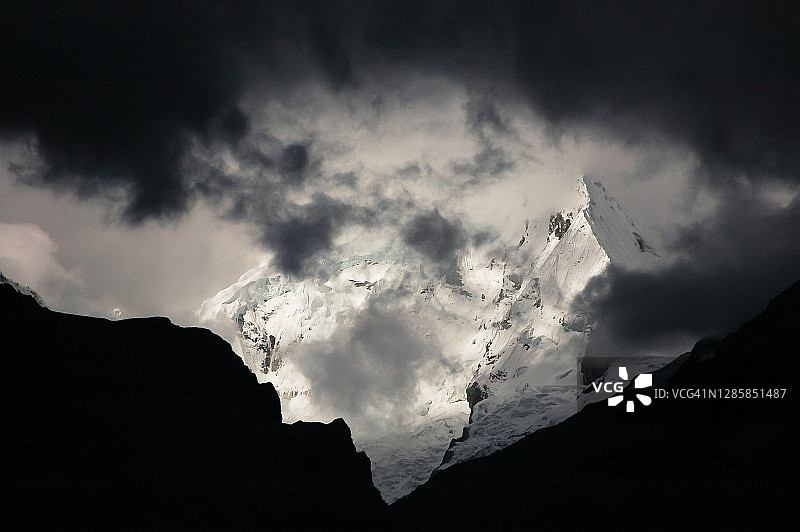 秘鲁瓦拉斯圣克鲁斯步道沿途的安第斯山脉雪山图片素材