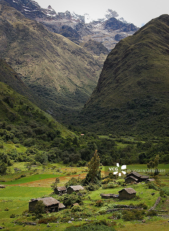 秘鲁瓦拉斯圣克鲁斯步道沿线的安第斯山脉村庄和雪峰图片素材