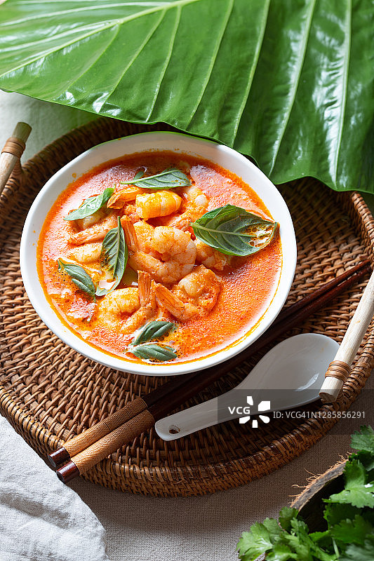泰式红咖喱虾汤，白碗盛装图片素材