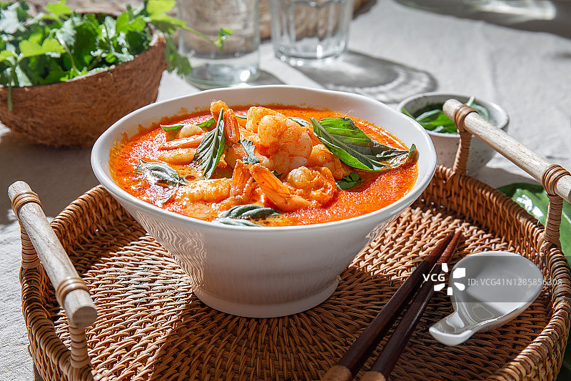 泰式红咖喱虾汤，白碗盛装图片素材