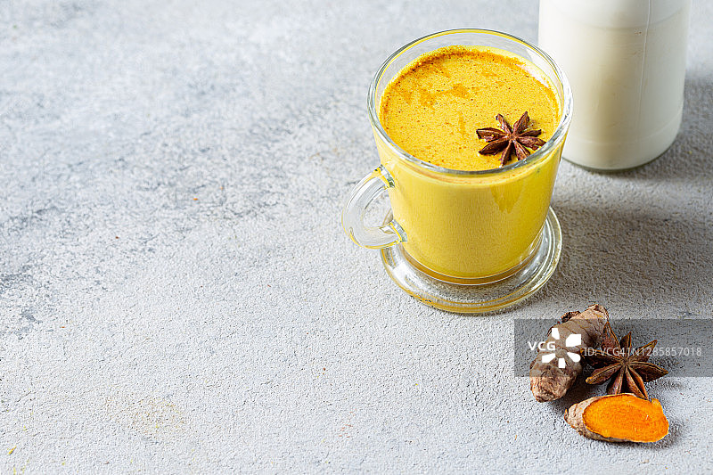 印度热饮姜黄黄金奶图片素材