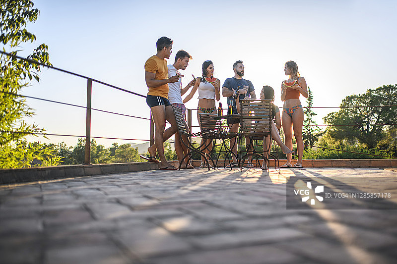 朋友们享受夏日午后户外派对图片素材