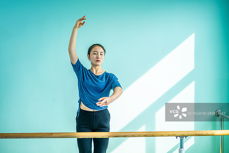 在排练厅排练的亚洲舞者图片素材