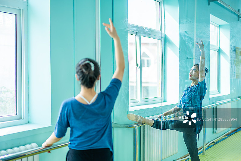 在排练厅排练的亚洲舞者图片素材