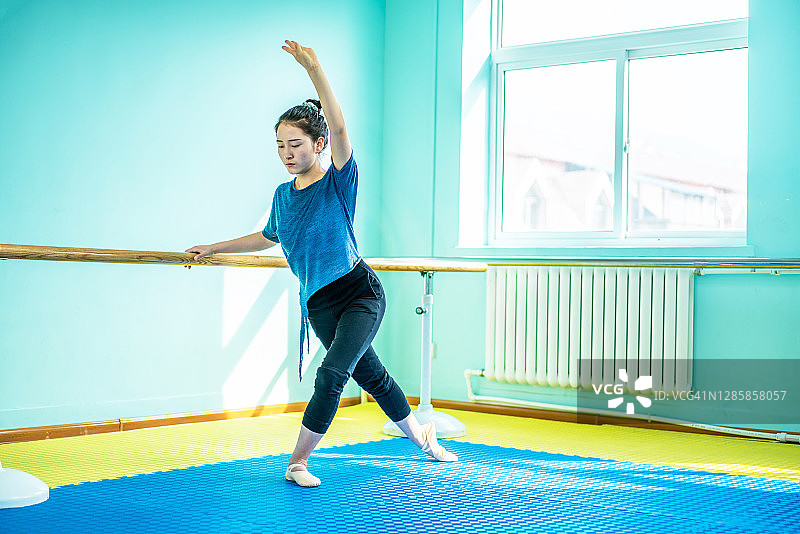 在排练厅排练的亚洲舞者图片素材