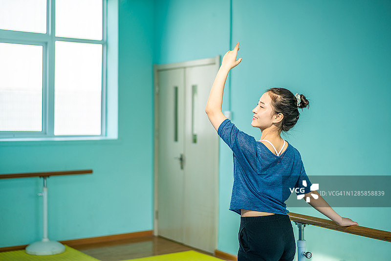 在排练厅排练的亚洲舞者图片素材