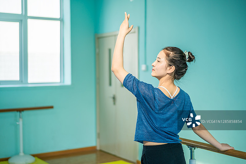 在排练厅排练的亚洲舞者图片素材