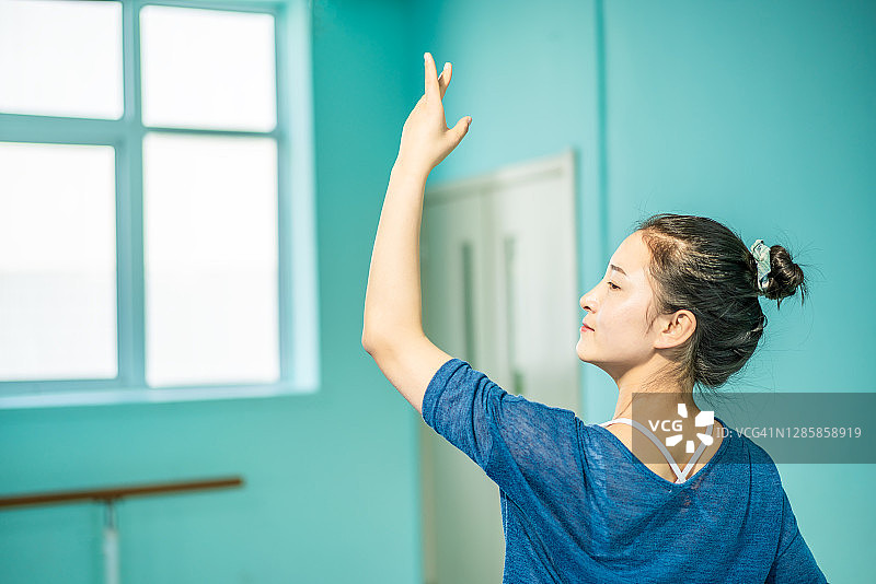 在排练厅排练的亚洲舞者图片素材