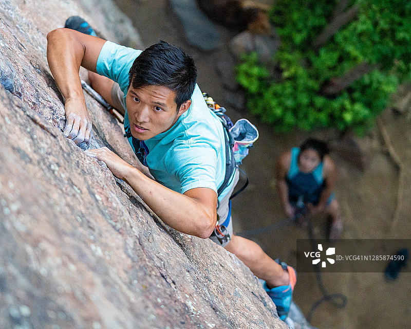 科罗拉多州的男性攀岩者图片素材