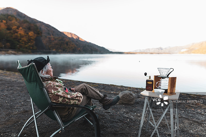 一群老年人在湖边露营图片素材