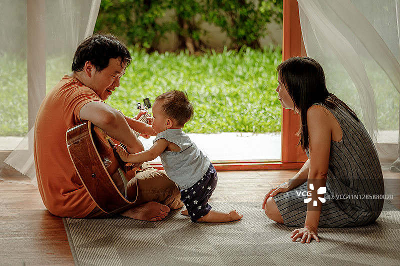 亚洲家庭在客厅进行活动图片素材