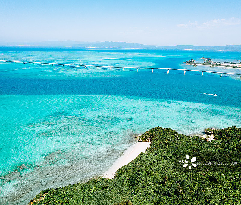 蓝色热带水域与桥梁的航拍景色图片素材