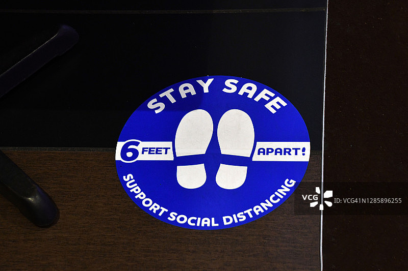 保持社交距离的地面贴花提醒图片素材