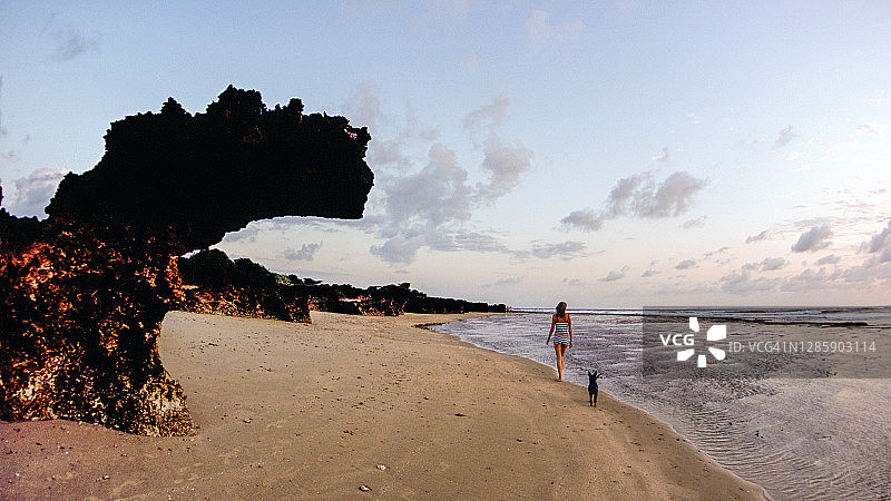 在曼达岛海滩上行走的女人图片素材
