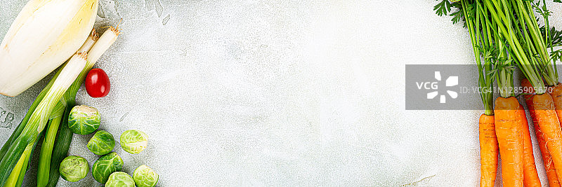 健康饮食横幅：包含胡萝卜、抱子甘蓝、西红柿、洋葱、菊苣和苦苣等蔬菜图片素材