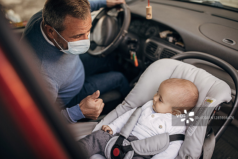 安全第一，祖父与孙子图片素材