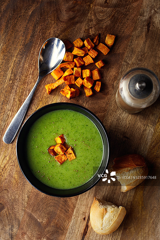 健康纯素韭葱土豆汤配烤红薯图片素材