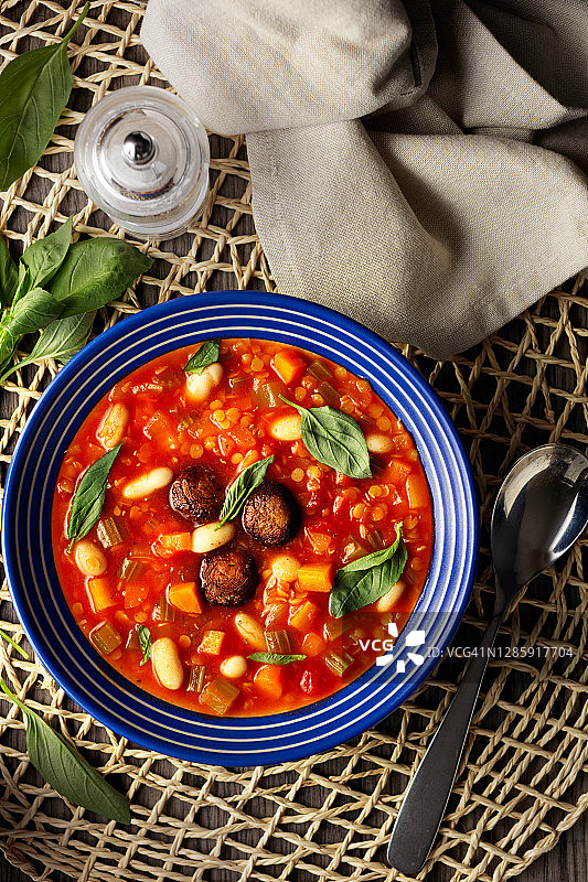 含烤蘑菇的纯素无麸质蔬菜汤图片素材