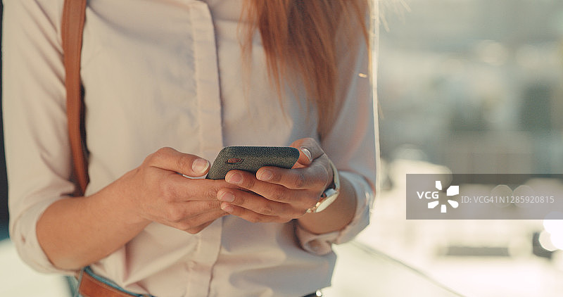 她始终保持联系图片素材