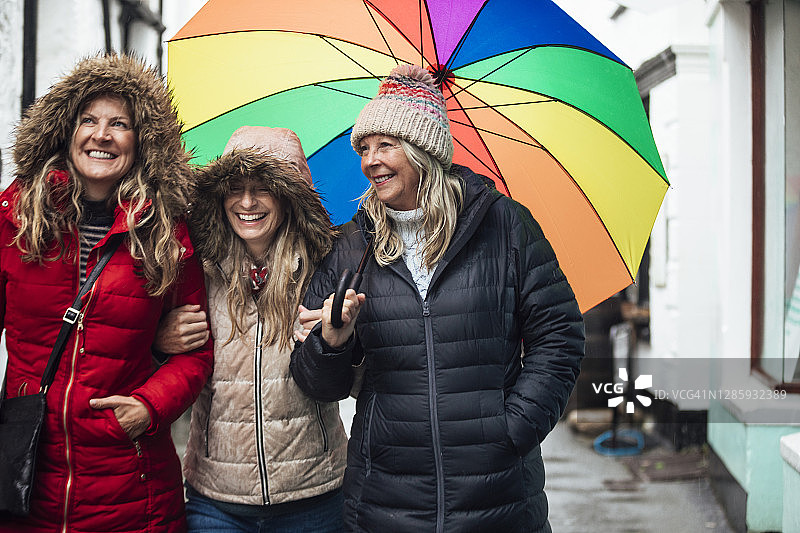 与女孩们在雨中漫步图片素材