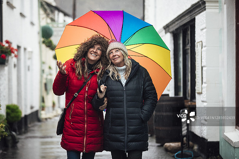 朋友们在村庄里漫步图片素材