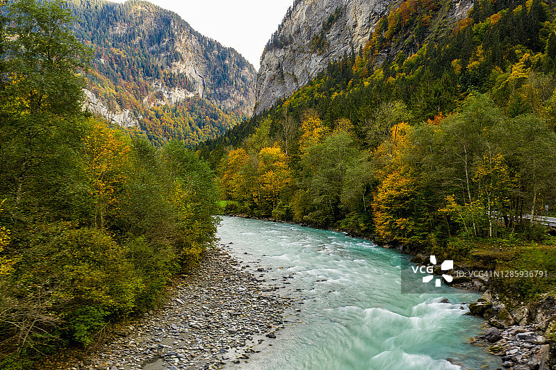 瑞士河流的航拍景色图片素材
